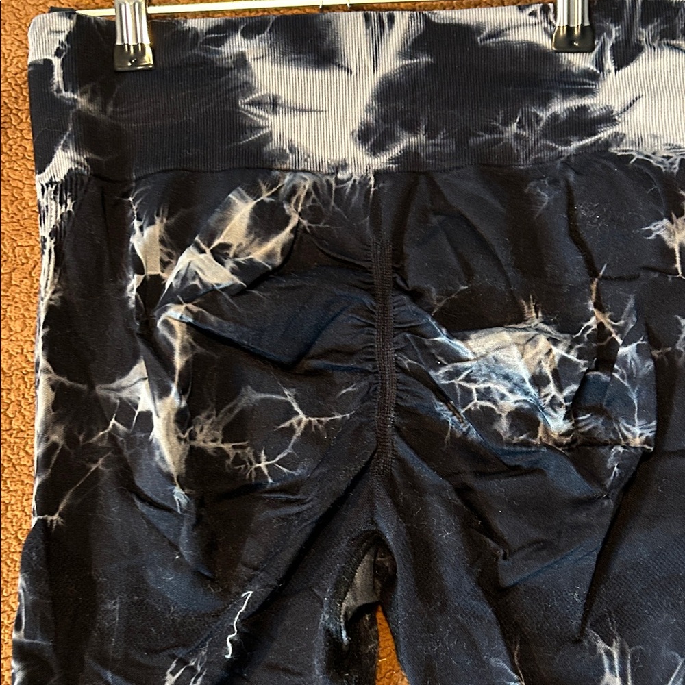 Navy and White Tie-Dye Leggings - Picture 8 of 9